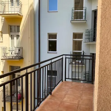 Large 3 Bedroom Family Apartment With Balcony Prague Exterior photo
